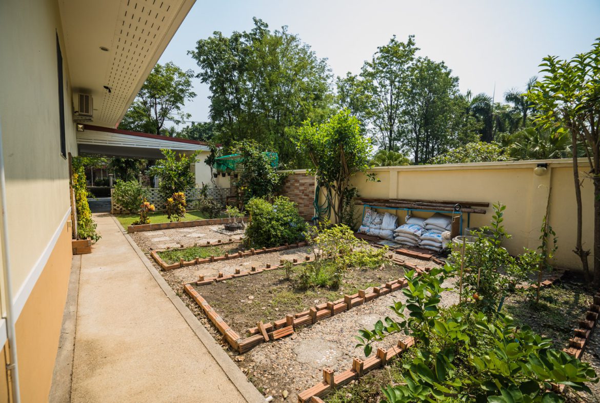 Exceptional Bungalow With Charming Garden, San Pak Waan