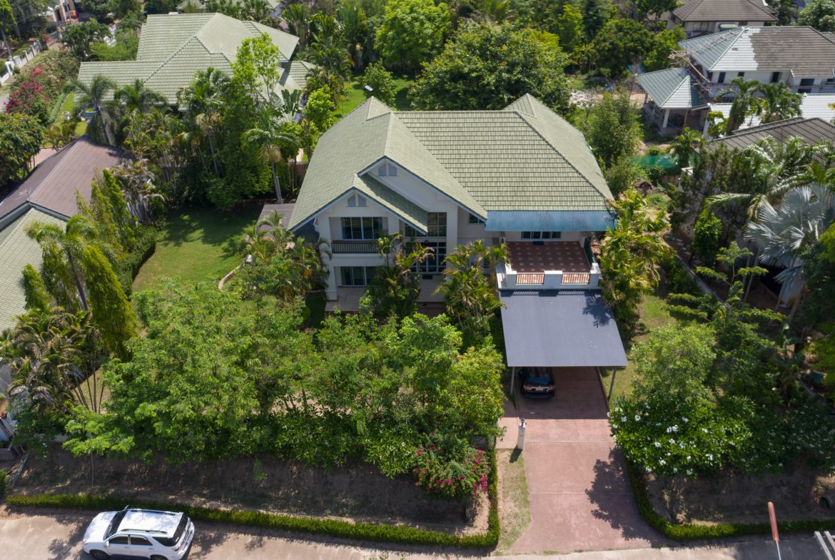 Lana Pinery, Large Family Home