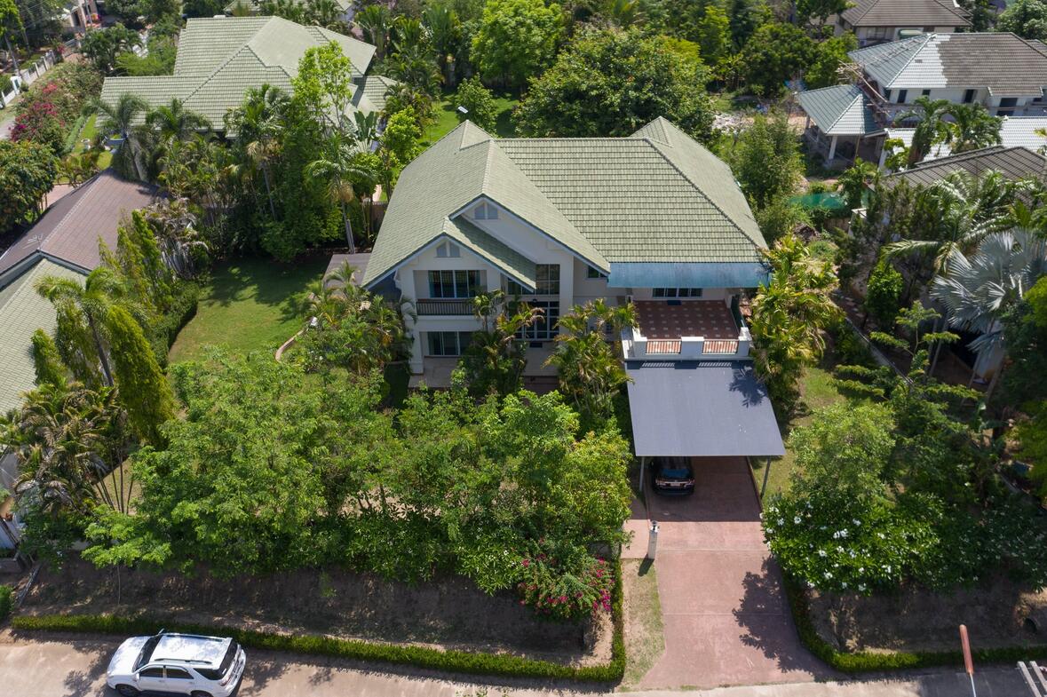 Lana Pinery, Large Family Home