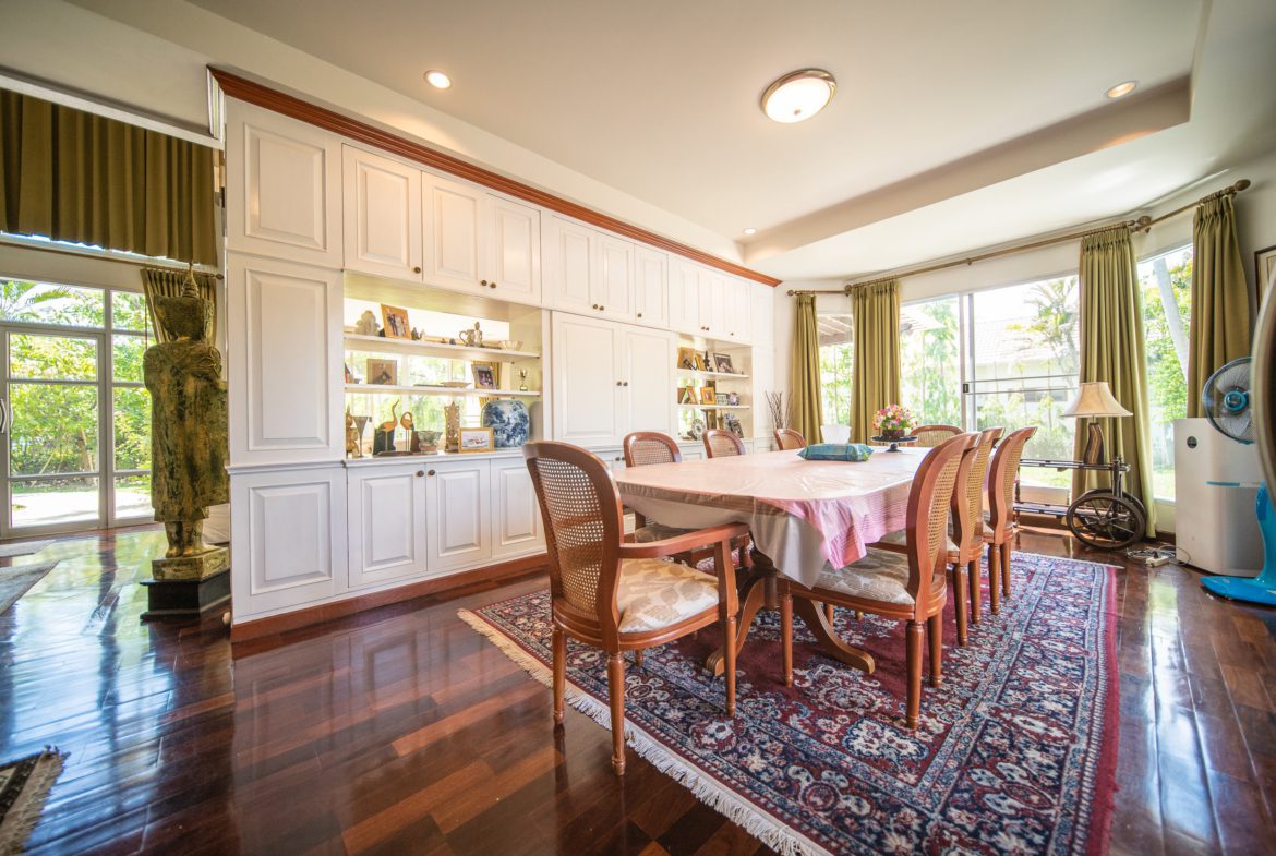 Lana Pinery, Large Family Home