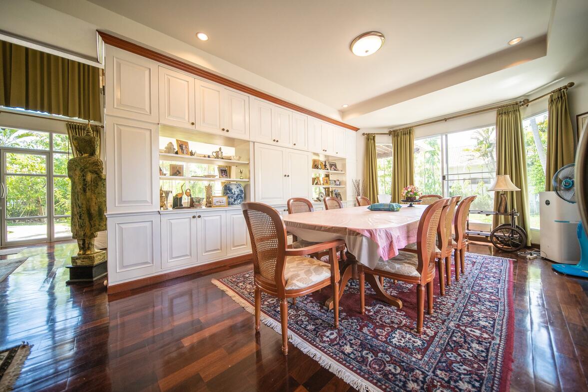 Lana Pinery, Large Family Home