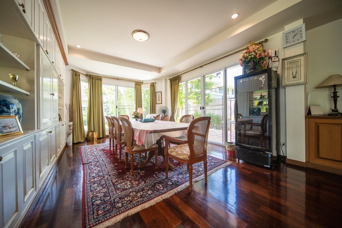Lana Pinery, Large Family Home