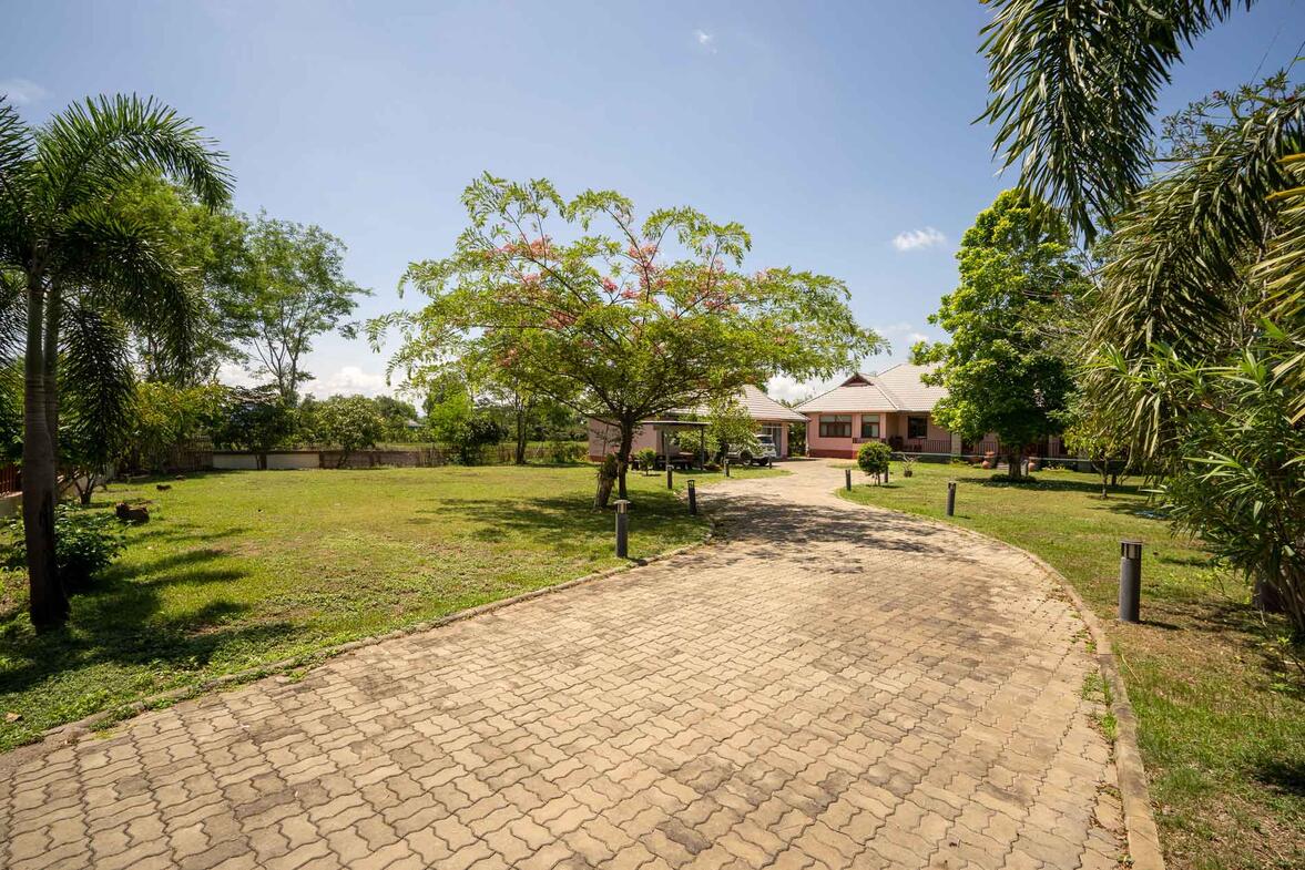 Sanpakwan 4 Bedroom Bunaglow