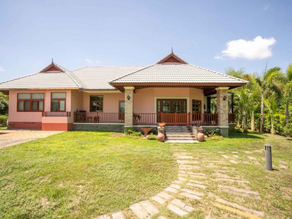 Sanpakwan 4 Bedroom Bunaglow