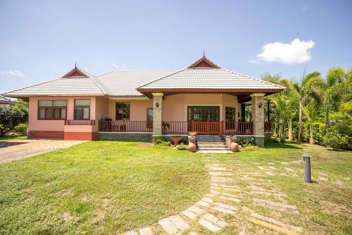 Sanpakwan 4 Bedroom Bunaglow