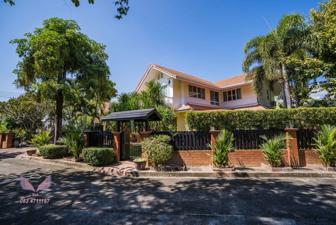 Beautiful 4 Bedroom Luxury Family Home - Chiang Mai