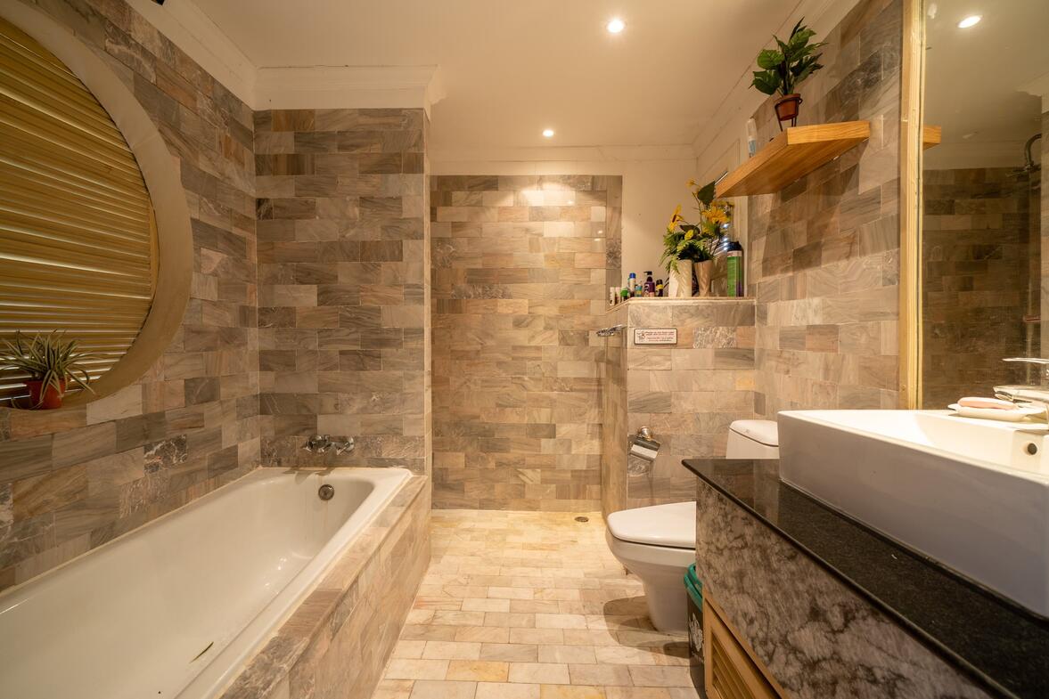 Fantastic Value Penthouse, Stunning Views, Ready To Renovate