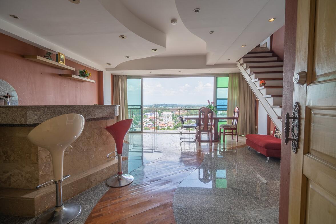 Fantastic Value Penthouse, Stunning Views, Ready To Renovate
