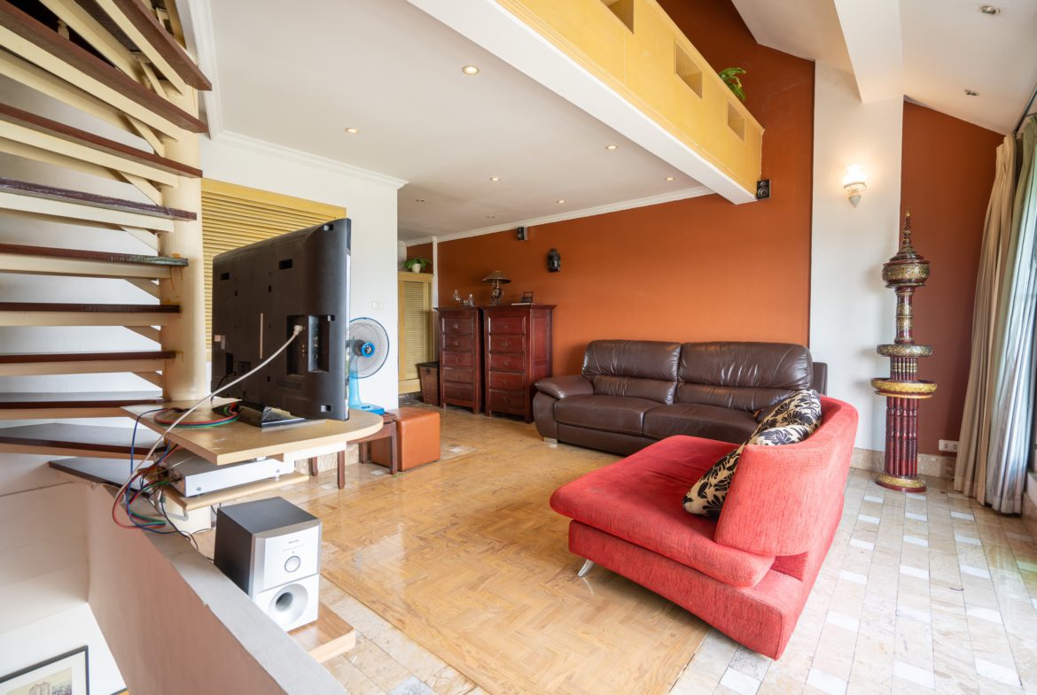 Fantastic Value Penthouse, Stunning Views, Ready To Renovate