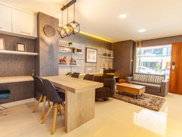 Spacious 3-storey Fully Furnished Townhouse Jed Yod 5 minutes to Maya Mall