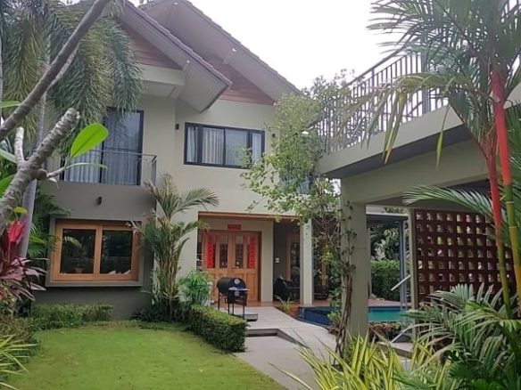 Luxury New Homey Minimalist Pool Villa 4 Bedrooms only 10 minutes to the town