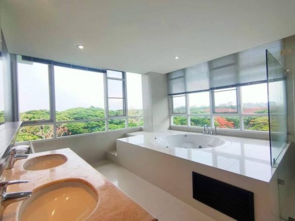Spacious Large beautiful 2 Bedrooms condo with stunning city view arounds the conner only 5 minutes walking to Night Bazaar City Centre