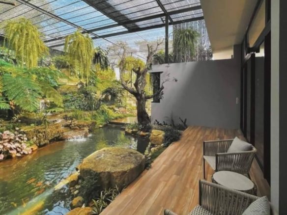 บ้านสวยสไตล์โมเดิร์นสำหรับครอบครัวที่แสนอบอุ่น มีโรงเรือนต้นไม้พร้อมสวนขนาดใหญ่ แม่ริมใต้