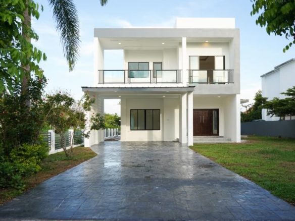 Brand New Modern Home in Secured Gate Community near Rachapruek Royal Park 15 minutes to City Centre