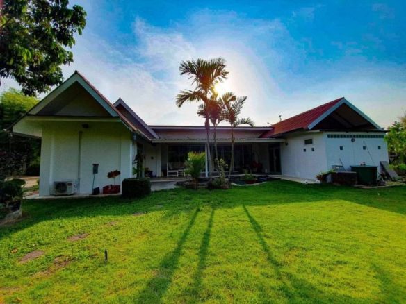 Renovated Modern House and HUGE garden with Big living room
