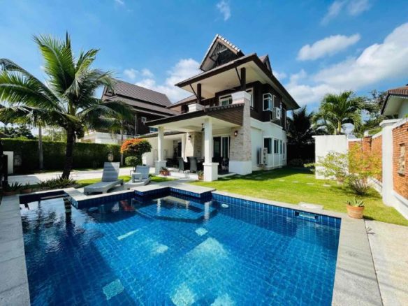 A Beautiful Bright Neat and Airy Pool House peaceful and privacy neighborhood family friendly and pet friendly only 5 minutes to Lanna International School and Kad Farang Village