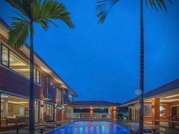 A Large Modern Luxury Pool Villa 7 Bedrooms And Private Swimming Pool in San Sai Only 20 Minutes To City Centre