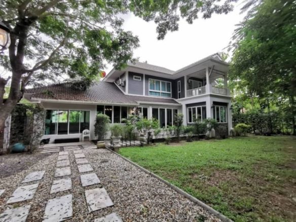 A Luxury Classic House 2 Storey with Spacious Area in Mae Rim Only 15 Minutes to City Centre