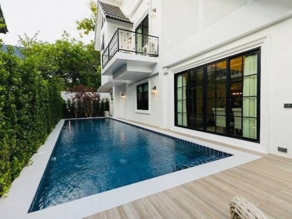 Luxury Beautiful English House 2-Storey 4 bedrooms with Swimmin Pool and Small Garden near Meechok plaza San Sai