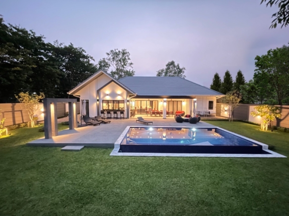 Modern Lanna Contemporary Pool House a Traquile Oasis by the Lake Front